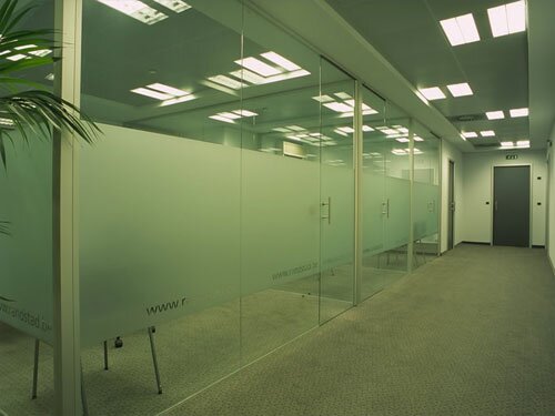 Плюсы, минусы и особенности офисных перегородок из стекла