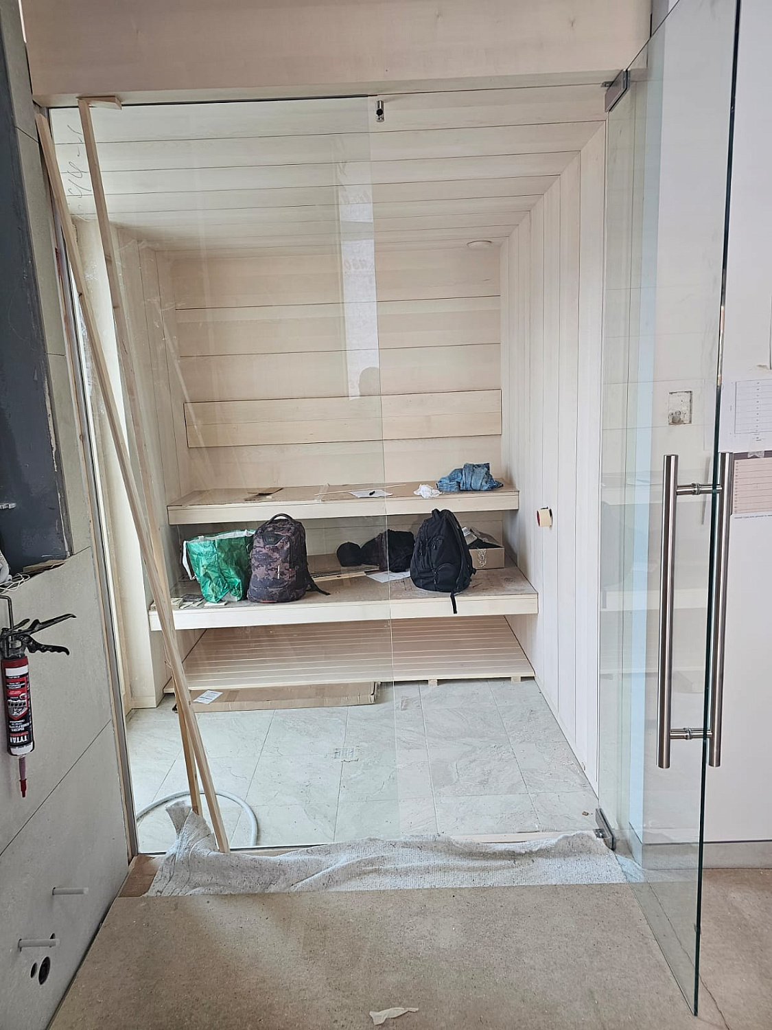 Стеклянные двери и перегородки